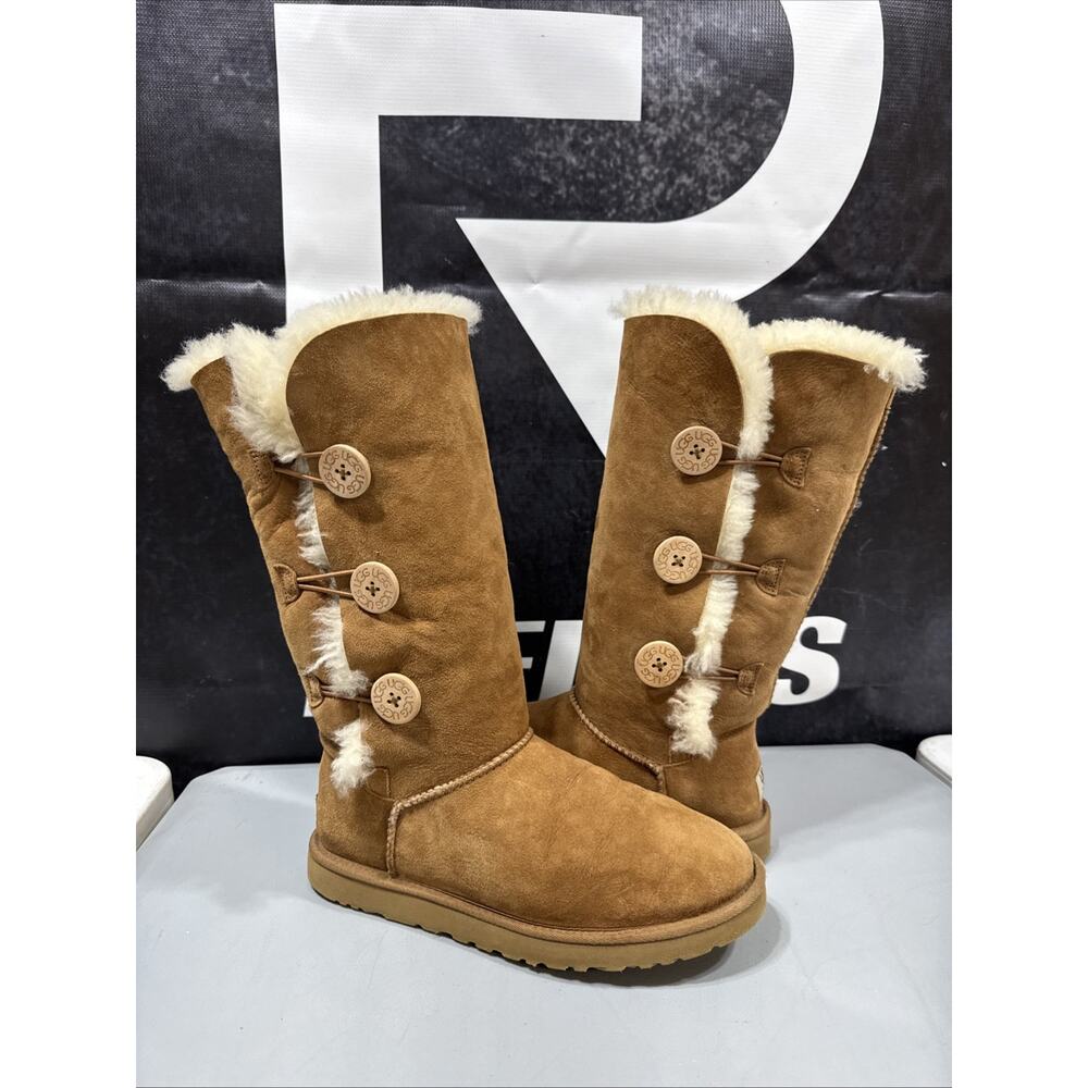 UGG Australia Bailey Button 1873 Chestnut Suede Sheepskin Lined Boots Size 9